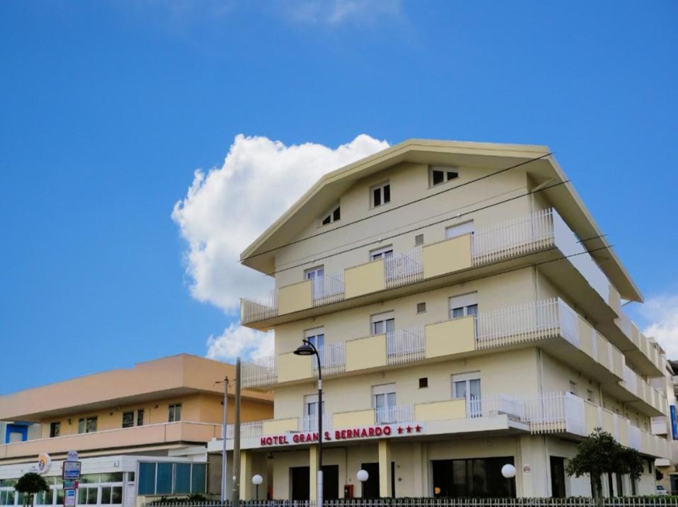 Hotel Gran San Bernardo - Riccione - Fronte Mare Con Cucina Esterno foto