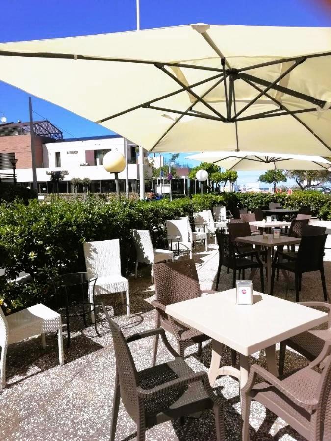 Hotel Gran San Bernardo - Riccione - Fronte Mare Con Cucina Esterno foto