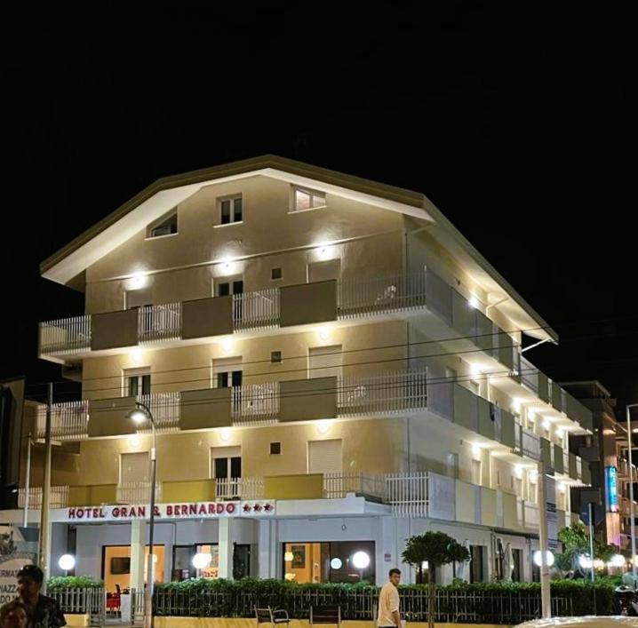 Hotel Gran San Bernardo - Riccione - Fronte Mare Con Cucina Esterno foto