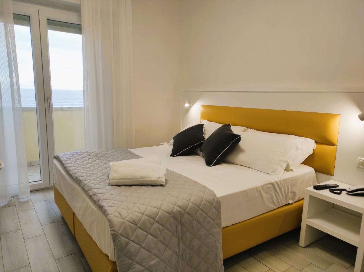 Hotel Gran San Bernardo - Riccione - Fronte Mare Con Cucina Esterno foto