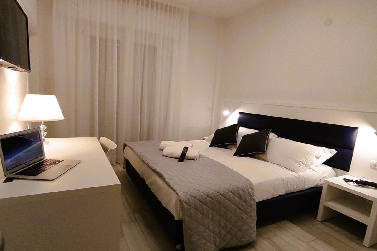 Hotel Gran San Bernardo - Riccione - Fronte Mare Con Cucina Esterno foto