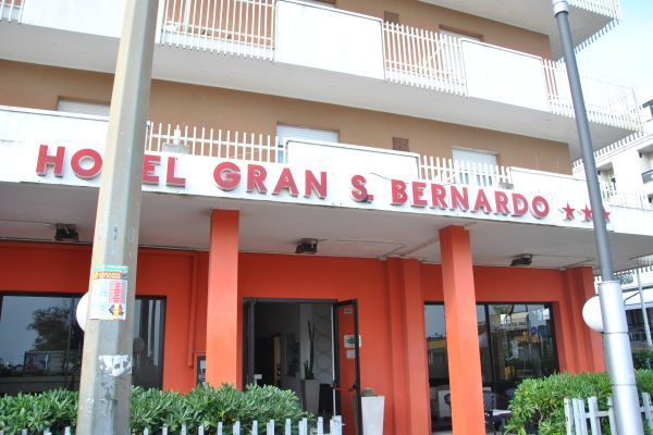 Hotel Gran San Bernardo - Riccione - Fronte Mare Con Cucina Esterno foto