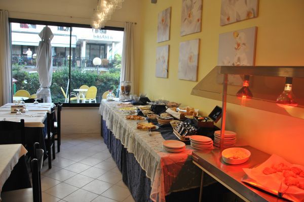 Hotel Gran San Bernardo - Riccione - Fronte Mare Con Cucina Esterno foto